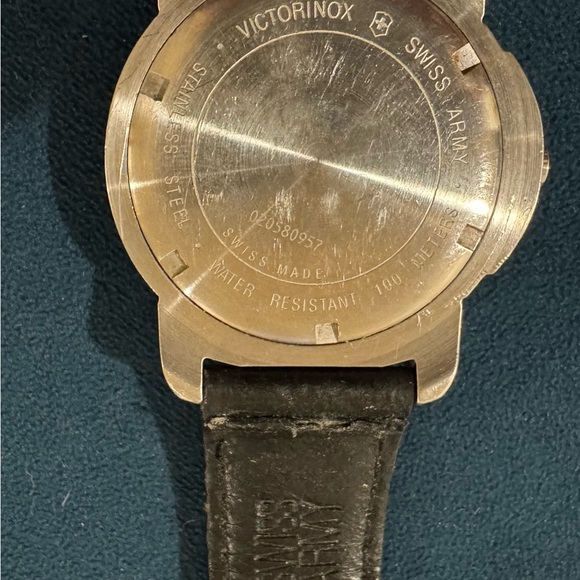 Swiss Army Watch, works well, broken band and signs of wear. - Picture 4 of 4